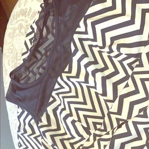 Dress 👗 mid to long length below knees.